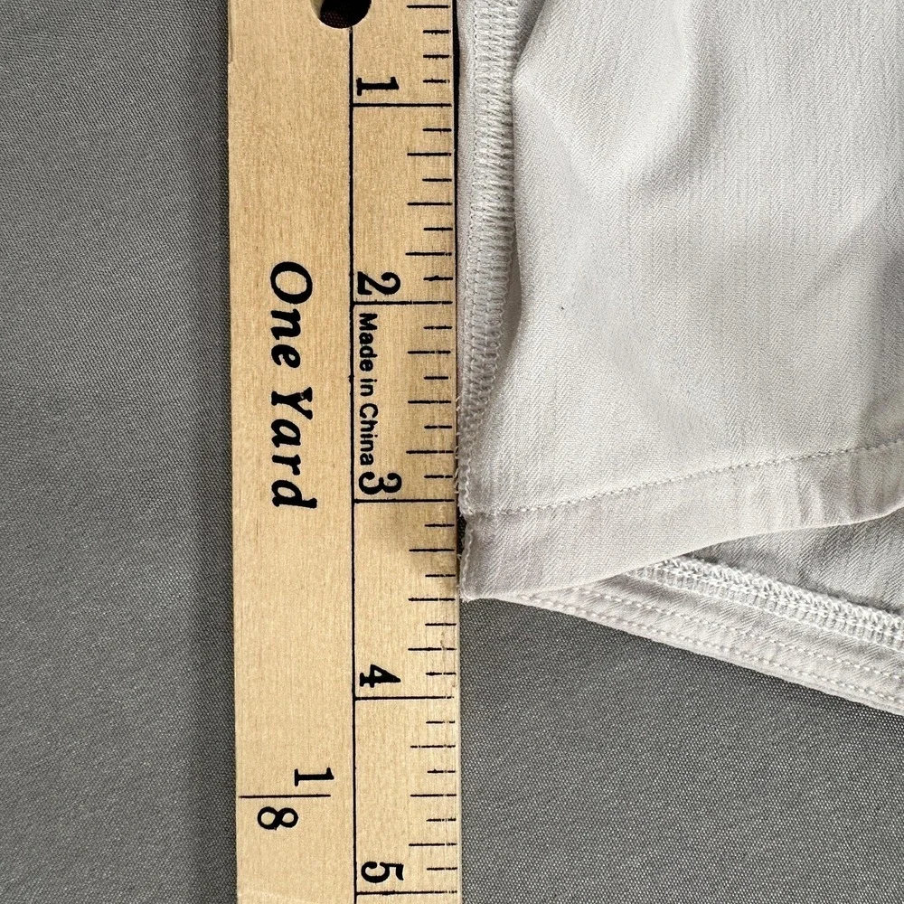 Lululemon Shorts Womens 10 White 2.5‎ Inseam Running Lined Zip Pocket Athletic